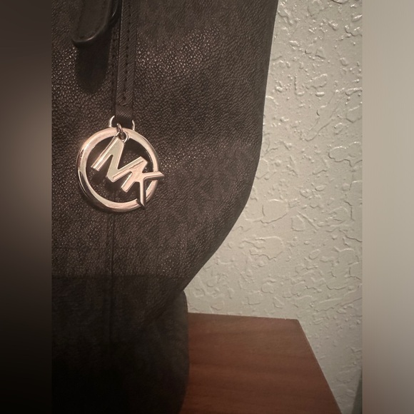 Black logo Michael Kors saffiano shoulder bag - Picture 3 of 12